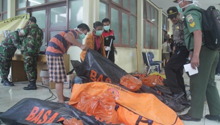 62 thi thể vụ rơi máy bay Indonesia đã được nhận dạng
